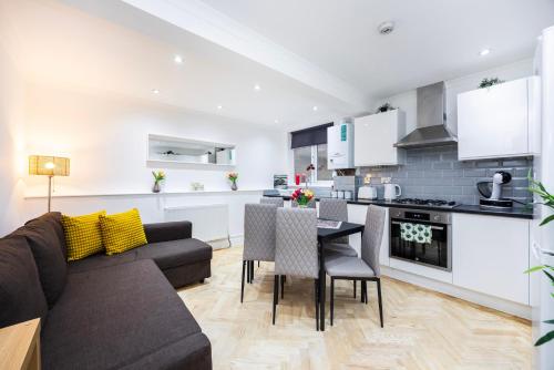 West Kensington 2BR Steps to Tube Sleeps 7, Londres (foto 4)