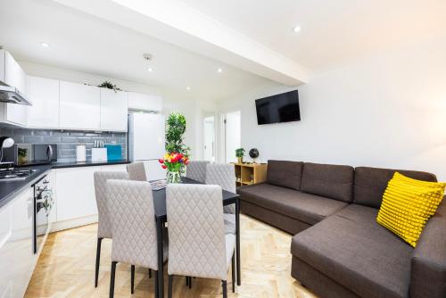 West Kensington 2BR Steps to Tube Sleeps 7, Londres (foto 8)