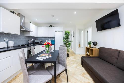 West Kensington 2BR Steps to Tube Sleeps 7, Londres (foto 7)