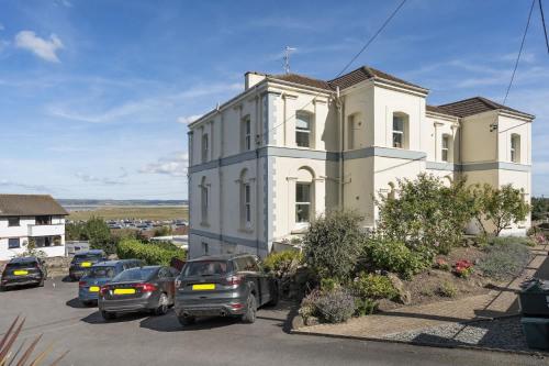 Modern Apartment Private Parking Walk to Beach in Bideford