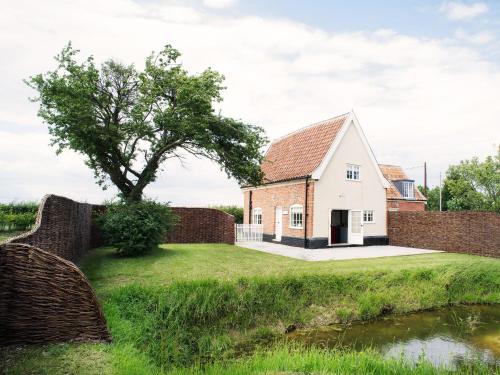 The Cross Wing by The Suffolk Cottage Collection, Peasenhall