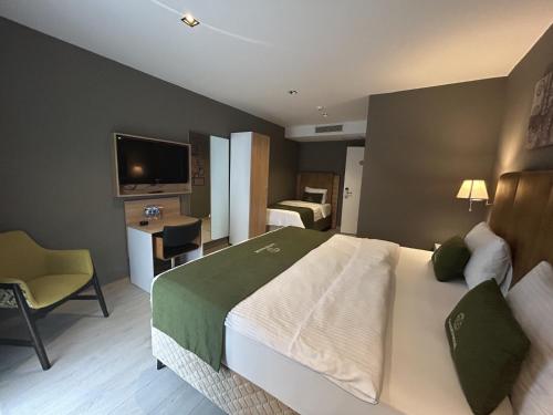 1 king bed, 1 twin bed