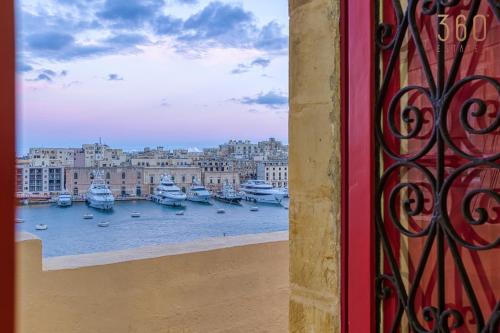 Maltese Maisonette in Historic Isla with Sea Views by 360 Estates, Сенглея