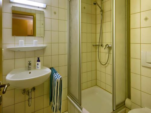 Gasthaus-pension zum Lowen 1.5km von In der Hausmatt entfernt