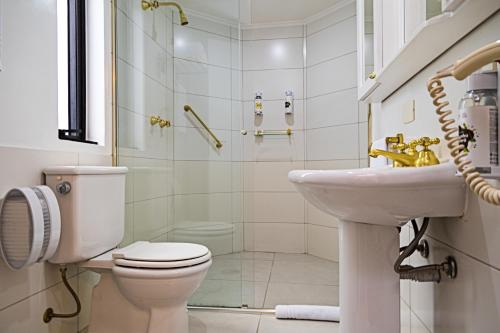 Standard Twin Room image 8