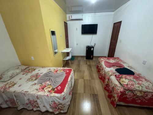 1 double bed, 2 twin beds