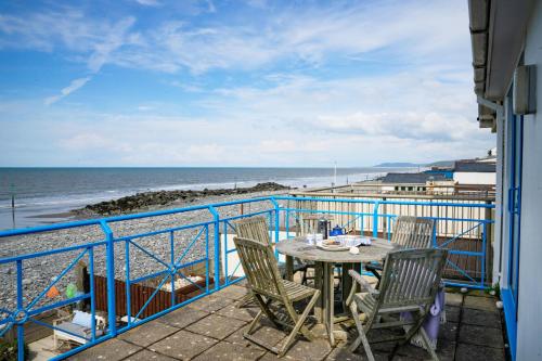 Skats, Morwylfa Borth and Ynyslas in Borta