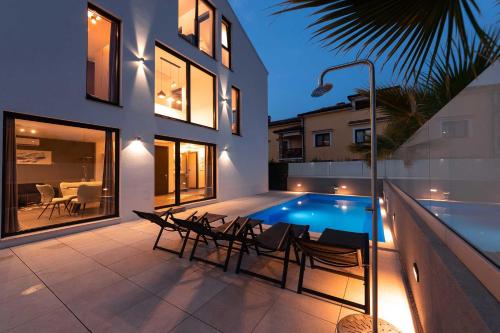 Charming Villa Magnifica with heated pool for 8, Funtana