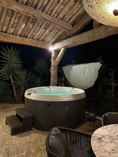 Karstais baseins, Secret d'Uzès - Place aux Herbes - Piscine chauffée et Jacuzzi (Secret d'Uzes - Place aux Herbes - Piscine chauffee et Jacuzzi) in Aubussargues