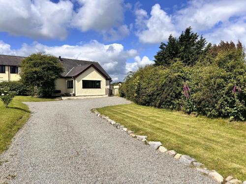 Ty Efail Cottage mountain views & secure garden, Beaumaris