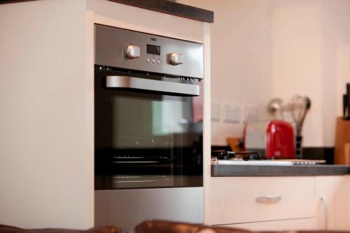 德比 DBS Serviced Apartments - The Twain 3星级 民宿 餐厅