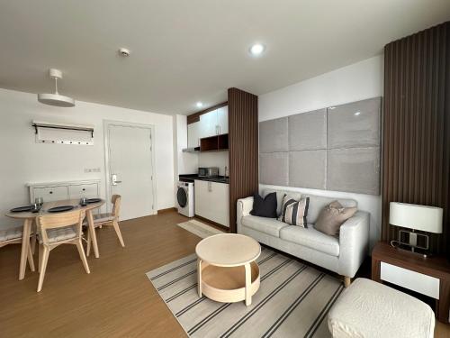 6th Avenue Sukhumvit BKK 302 BTS Asoke & Nana MRT Sukhumvit, Bangkok