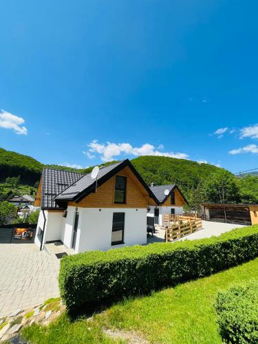 3 bedrooms, 8 beds