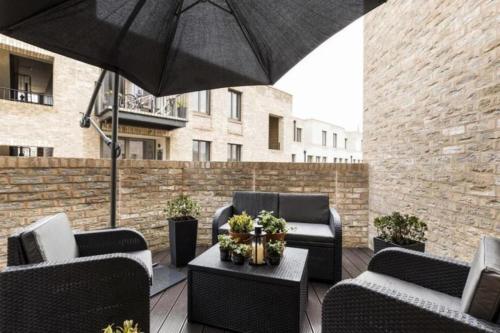 Modern Designed 2 bed Penthouse Apt Sleeps Five - image 12