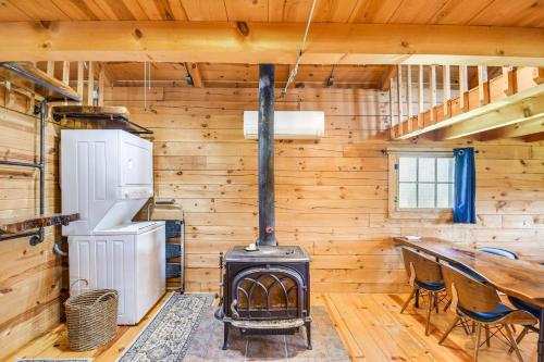 Bellevue Log Cabin with Gas Grill and Creek Access detail