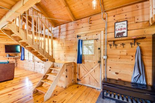 Bellevue Log Cabin w/ Gas Grill & Creek Access in Bellevū (IA)