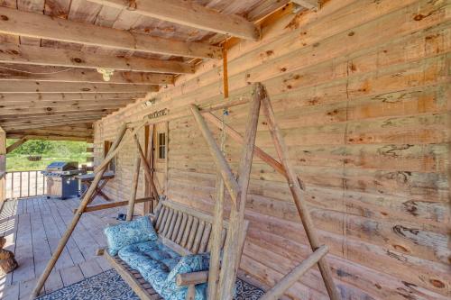 Bellevue Log Cabin w/ Gas Grill & Creek Access in Bellevū (IA)