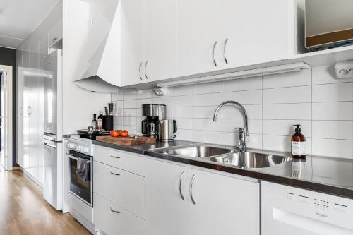 Konyha, Guestly Homes - Elite Business Suite in Nyköping