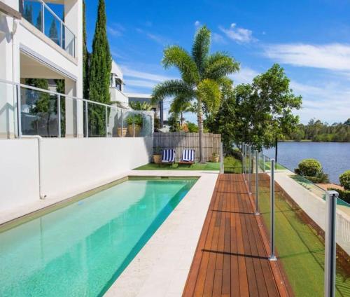 Perfect summer lake house in Carrara