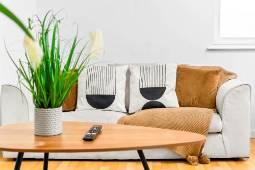 Elegant Two-Bedroom Apartment - Central Location - Private Parking - Balconies 1109M, Бирмингем (фото 7)