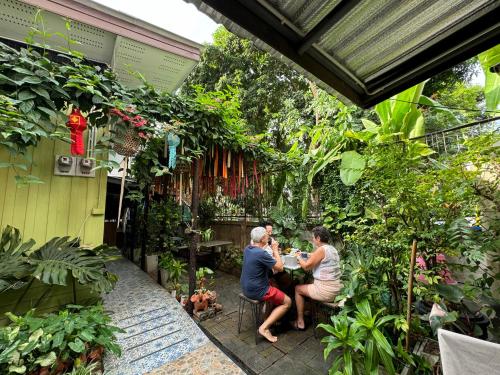 Retro At Phra Sing Guest House - 정원