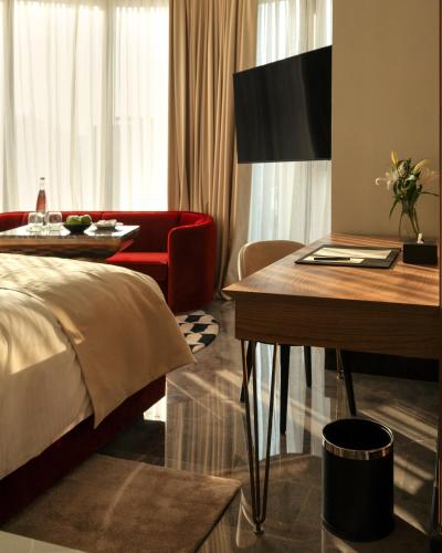 Superior King Room image 7