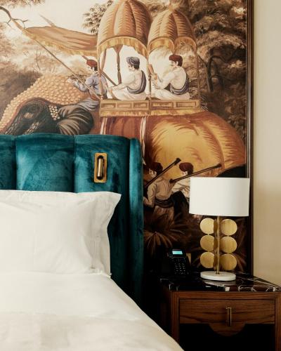 Deluxe Double Room image 6