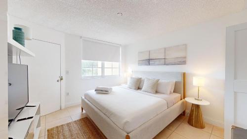 Lux Condo at Yacht Club 10 min from Beach in Miami, USA