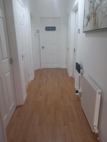 Douglas Apartment - Trains to Edin & Glasgow - Private Parking in Aерді