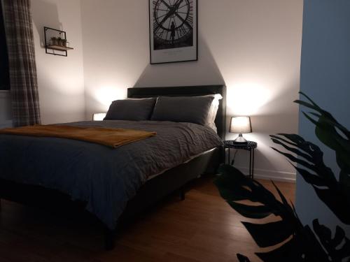 Douglas Apartment - Trains to Edin & Glasgow - Private Parking in Aерді