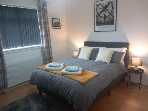 Douglas Apartment - Trains to Edin & Glasgow - Private Parking in Aерді