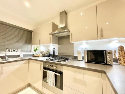 Large Ashford home just off M20 with parking, sleeps 7 gîte à louer international