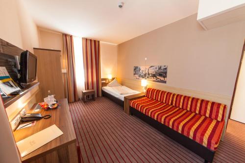Novina Hotel Tillypark - image 9