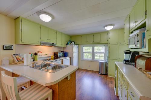 Lake Sinclair Crooked Creek Cottage with Fire Pit! in Eatonton, USA