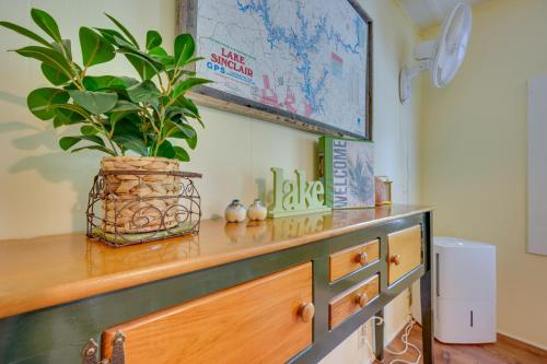 Lake Sinclair Crooked Creek Cottage with Fire Pit! in Eatonton, USA