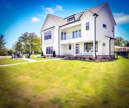 Stunning Lakefront Getaway