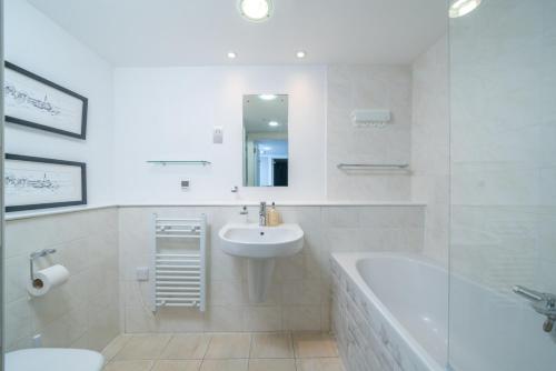 Gorgeous design 2 bed flat Barons Court Sleeps Six - image 12