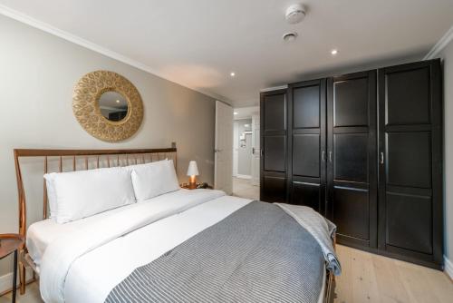 Gorgeous design 2 bed flat Barons Court Sleeps Six - image 9