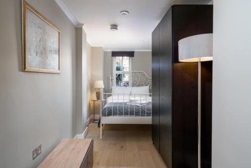 Gorgeous design 2 bed flat Barons Court Sleeps Six - image 11