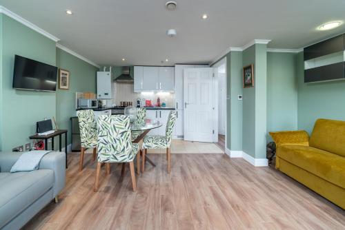 Designer 1 Bed Flat Barons Court Sleeps 4 Balcony - image 13