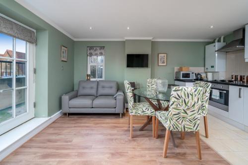 Designer 1 Bed Flat Barons Court Sleeps 4 Balcony - image 6