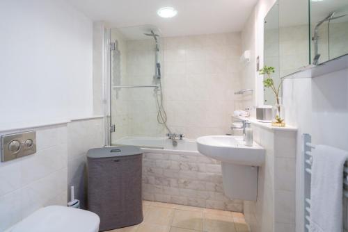 Designer 1 Bed Flat Barons Court Sleeps 4 Balcony - image 5
