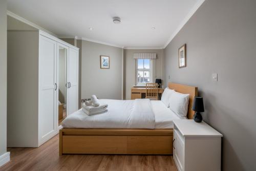 Modern Luxury Apartment Sleeps Five Barons Court - image 3
