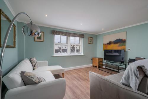 Modern Luxury Apartment Sleeps Five Barons Court - image 6