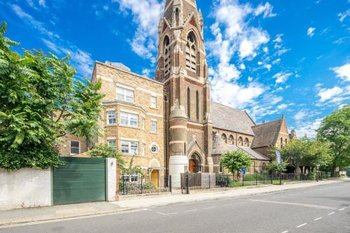 Modern Luxury Apartment Sleeps Five Barons Court - image 10