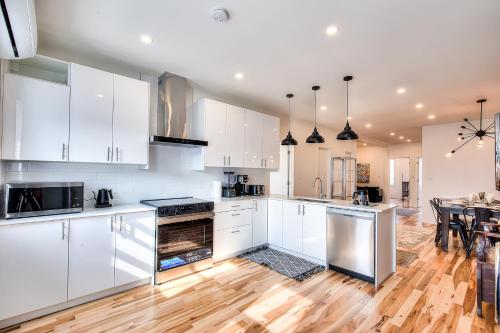 dapur, Charm & Luxury Vacation Headquarters to Downtown! near Planetarium Rio Tinto Alcan