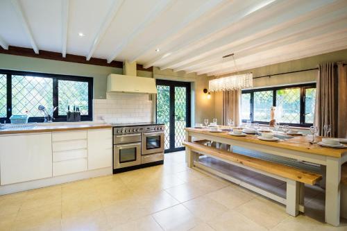 Konyha, Countryside Retreat packed with Activities Tennis including Hot Tub, BBQ, Darts in Golden Cross