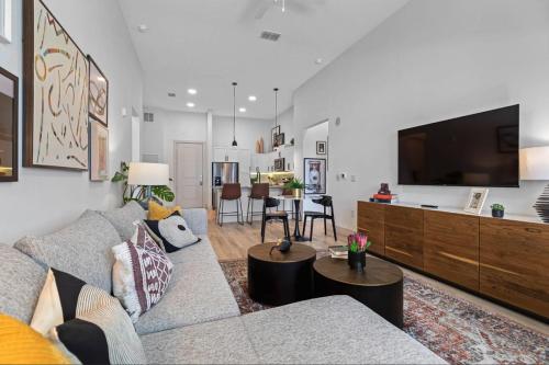 Landing at The Henry Luxury Apartments - 1 Bedroom in Sanford