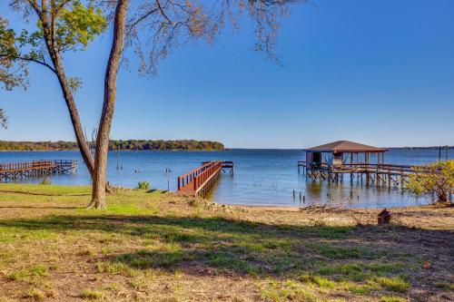 Waterfront Lake Fork Getaway w/ Dock Access in Gantera