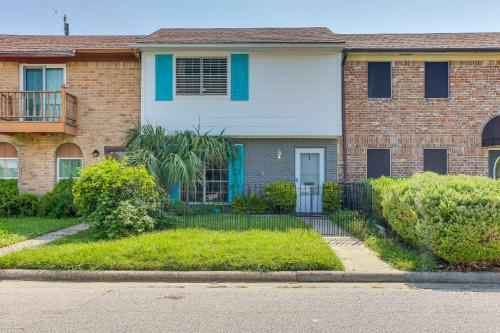 Townhome Near Beach in Galveston Furnished Patio! in Galveston, USA